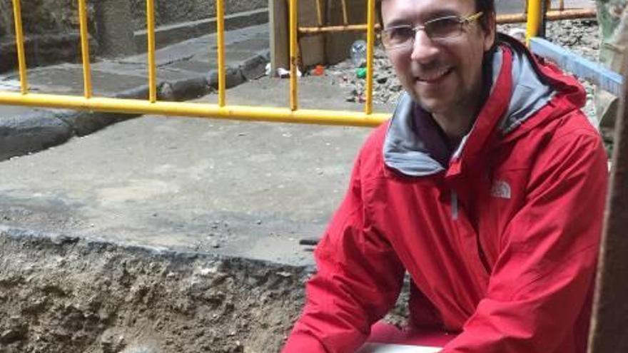 Pere Cascante a les restes arqueològiques trobades al carrer de Sant Miquel de Solsona