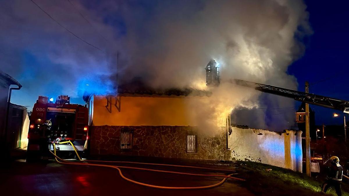 Los bomberos de León intervienen en en incendio de una vivienda en Cea.