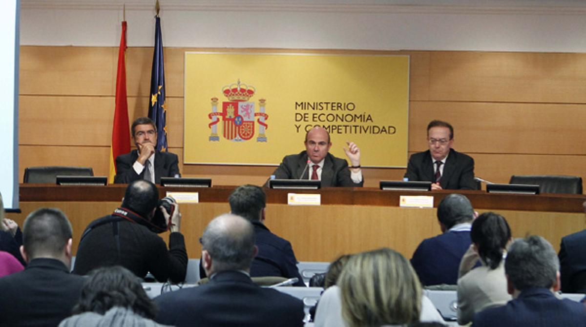 El ministre d’Economia, Luis de Guindos, va exposar la reestructuració del sector financer.