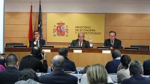 El ministre d’Economia, Luis de Guindos, va exposar la reestructuració del sector financer.