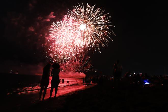 Los fuegos artificiales y un espectáculo de drones dieron la bienvenida a la Feria.