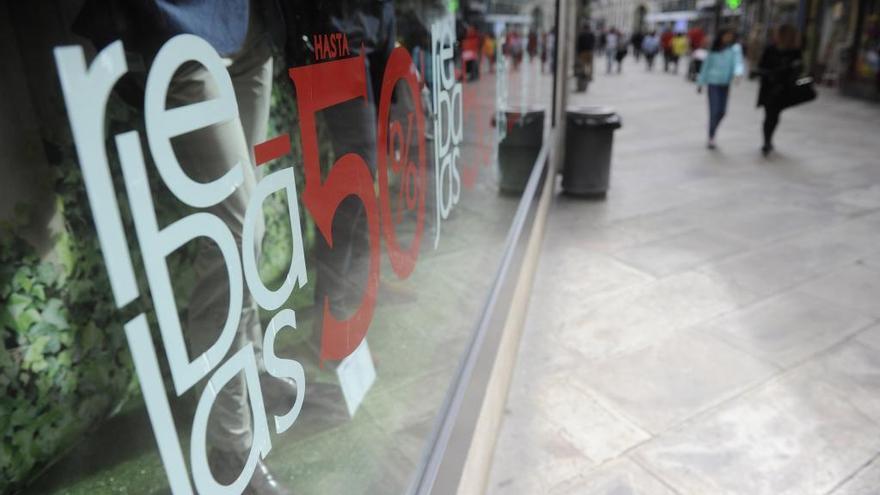 Cartel de rebajas en una tienda en A Coruña.