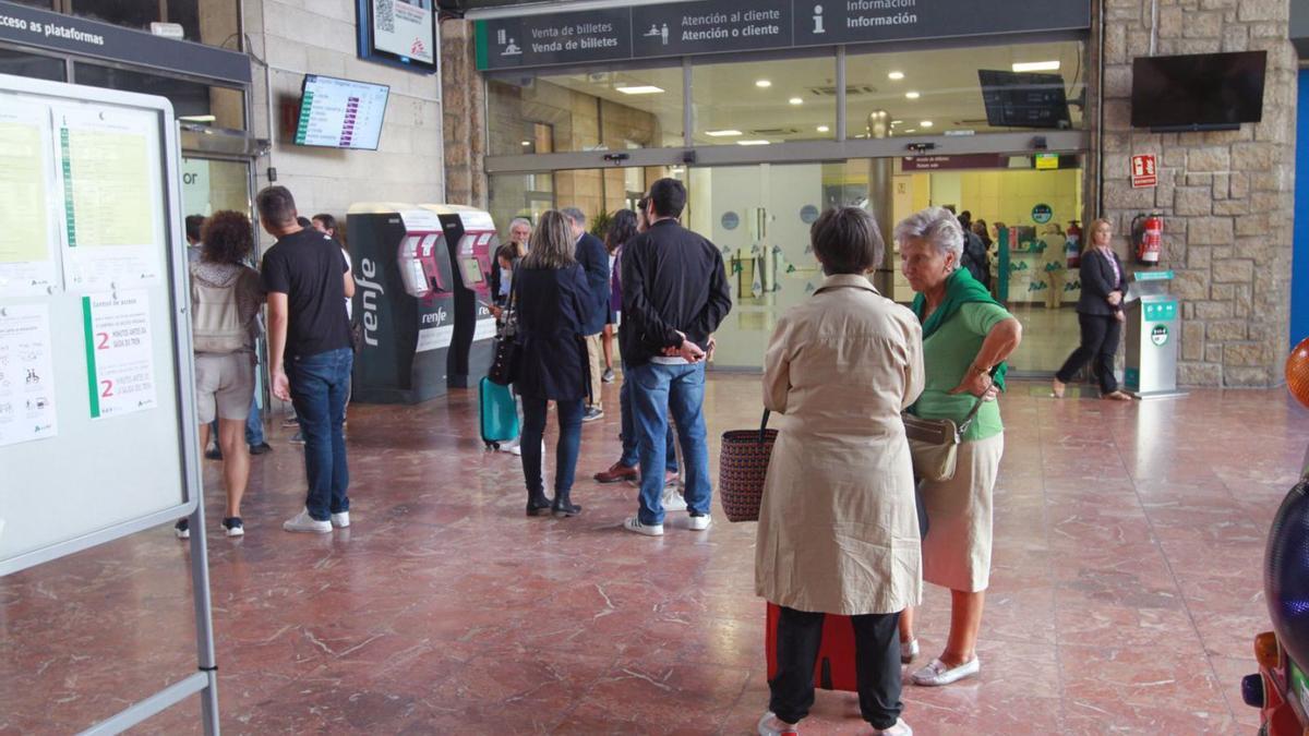 Usuarios de tren ayer en la estación de tren ourensana. |   // IÑAKI OSORIO