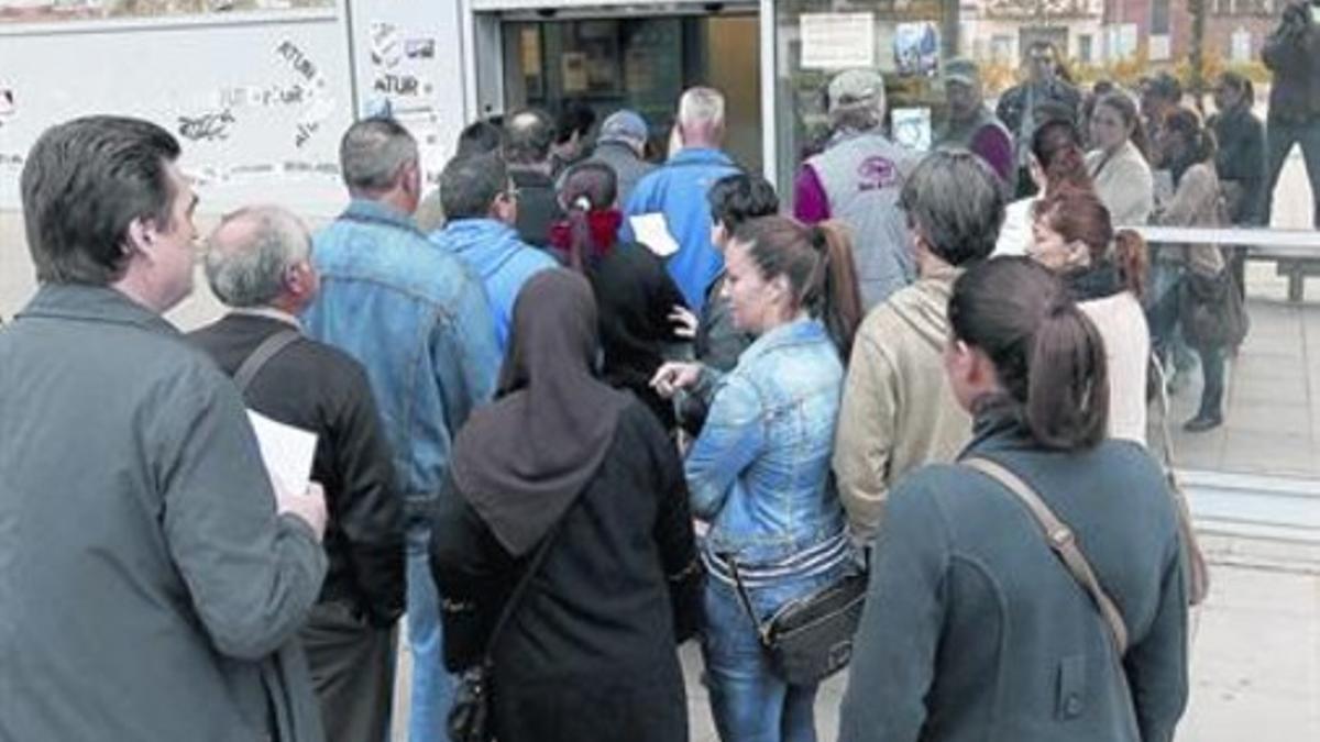 Cola de parados en una oficina de empleo en Badalona, el pasado abril.