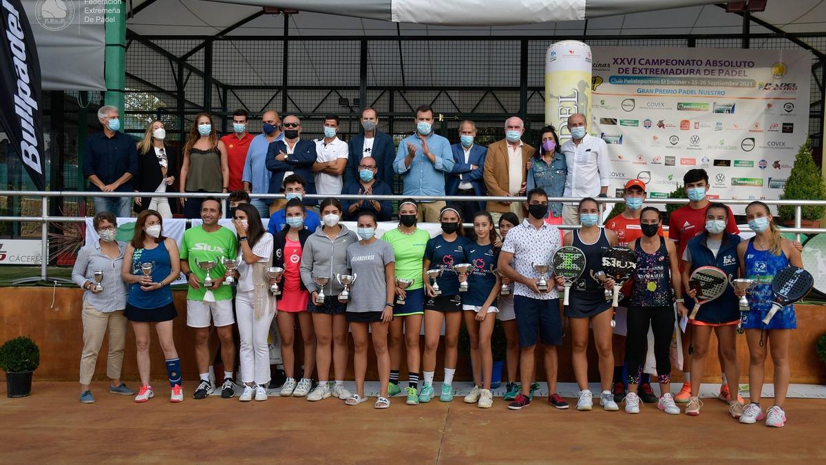 Ganadores de las diferentes categorías junto a organizadores y autoridades.