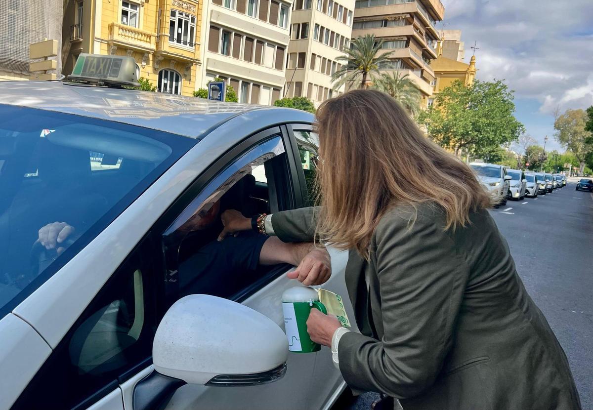 Los taxistas protestan en València contra el aumento de "coches negros haciendo de taxis"