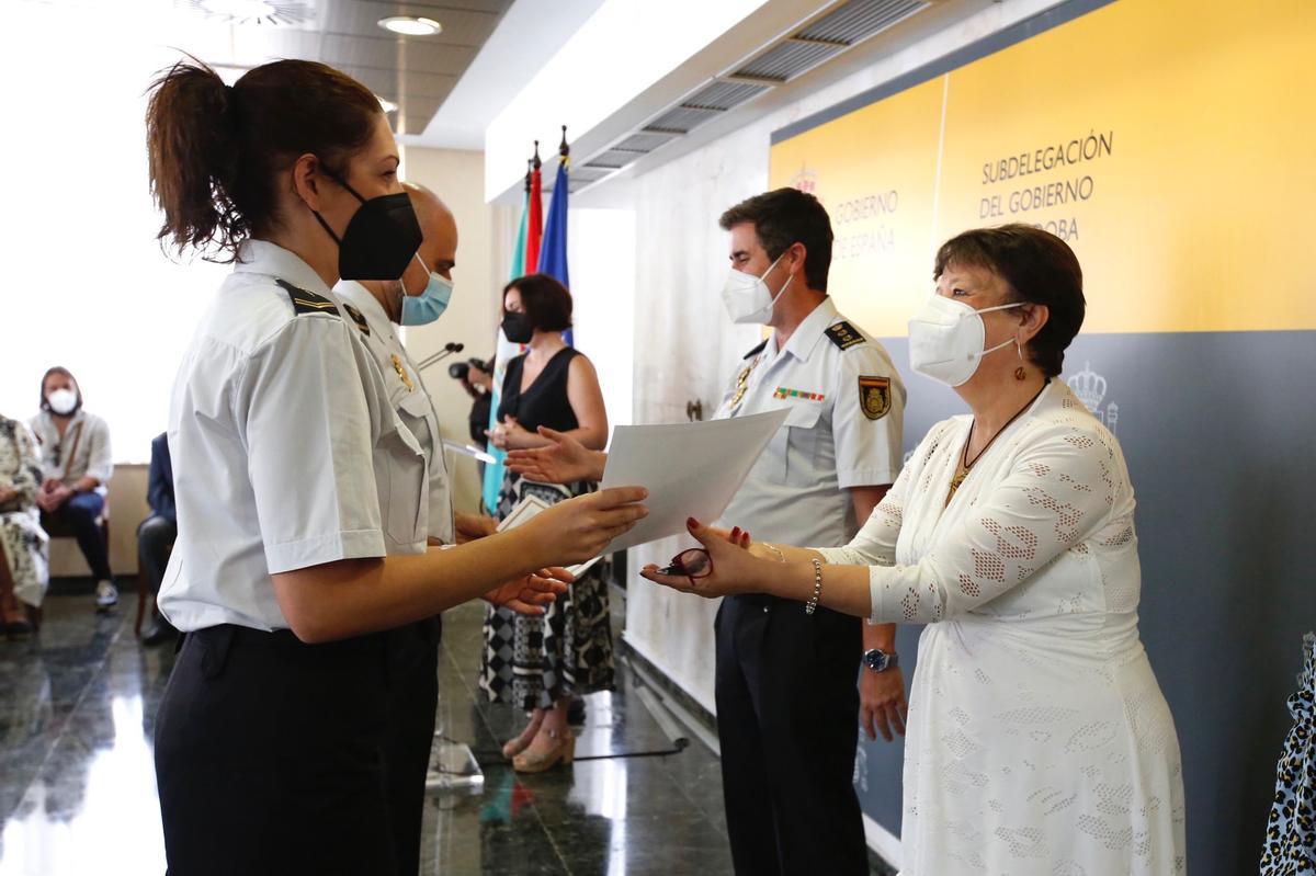 Entrega de diplomas en reconocimiento a la labor de las Fuerzas y ...
