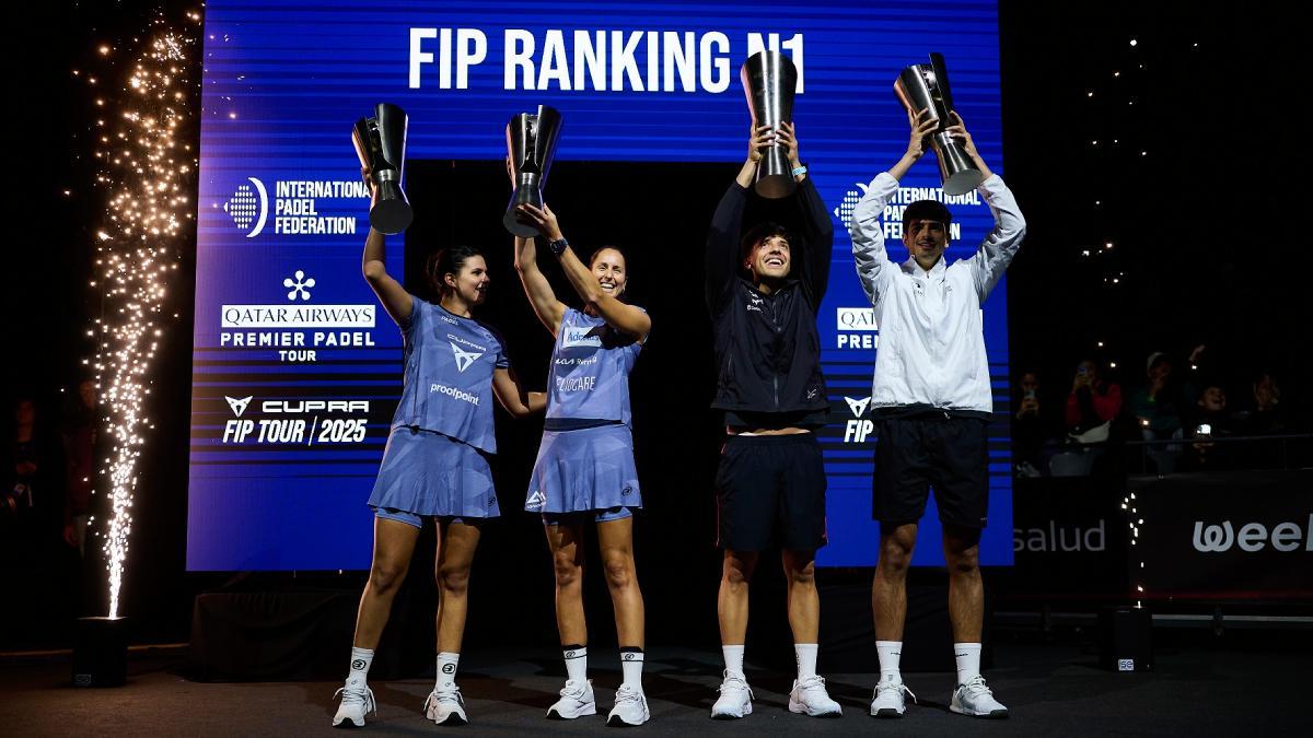 Los flamantes número uno con sus trofeos