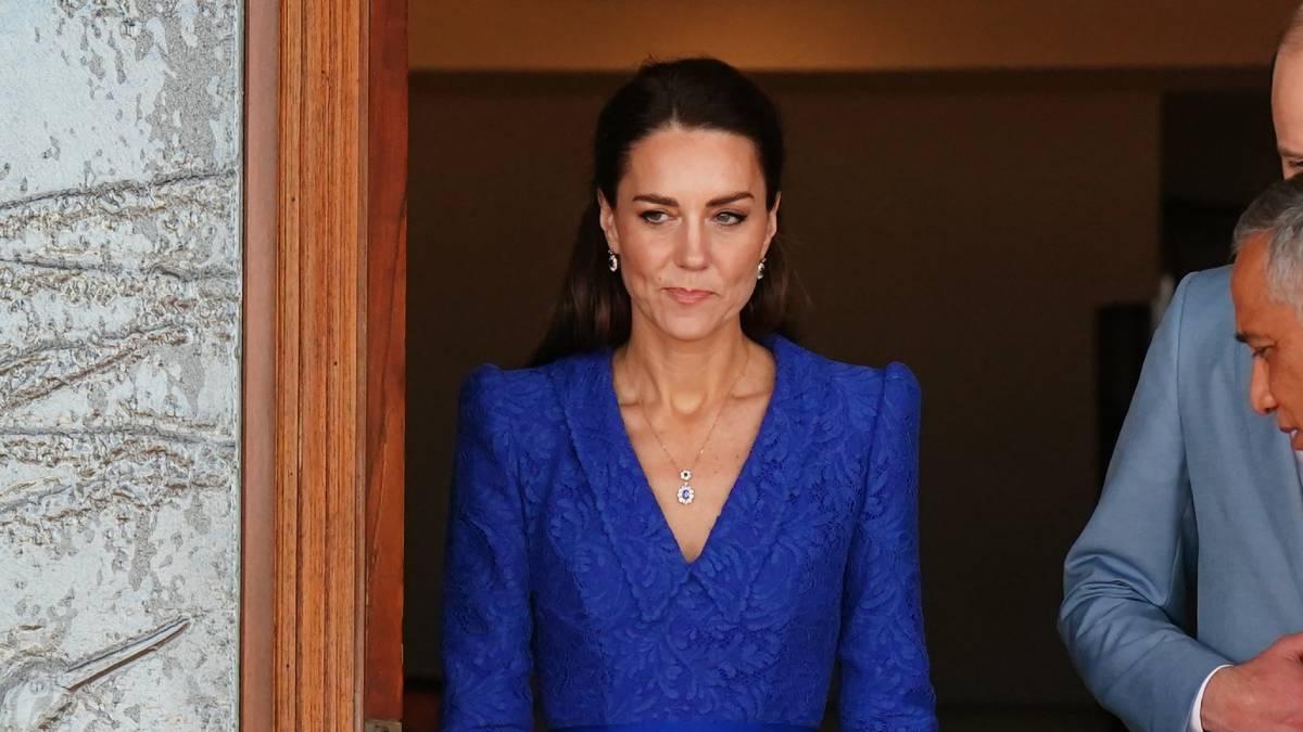 Kate Middletoncon look azul de Jenny Packham