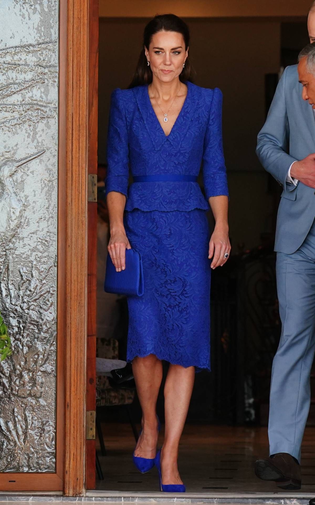 Kate Middletoncon look azul de Jenny Packham