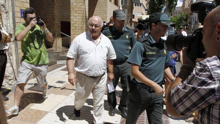 Cardona, el 30 de julio de 2013, sale de los juzgados de Ibiza para ser conducido a prisión tras su condena.