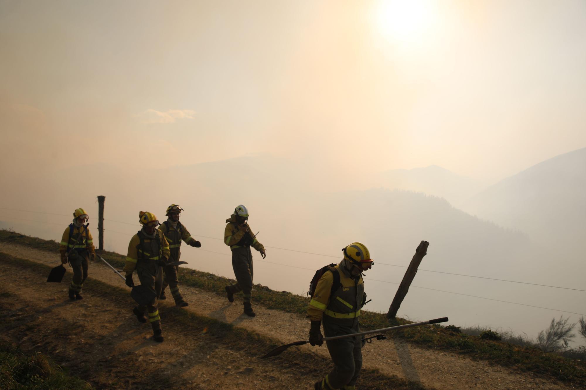 Las imágenes del preocupante incendio en Tineo