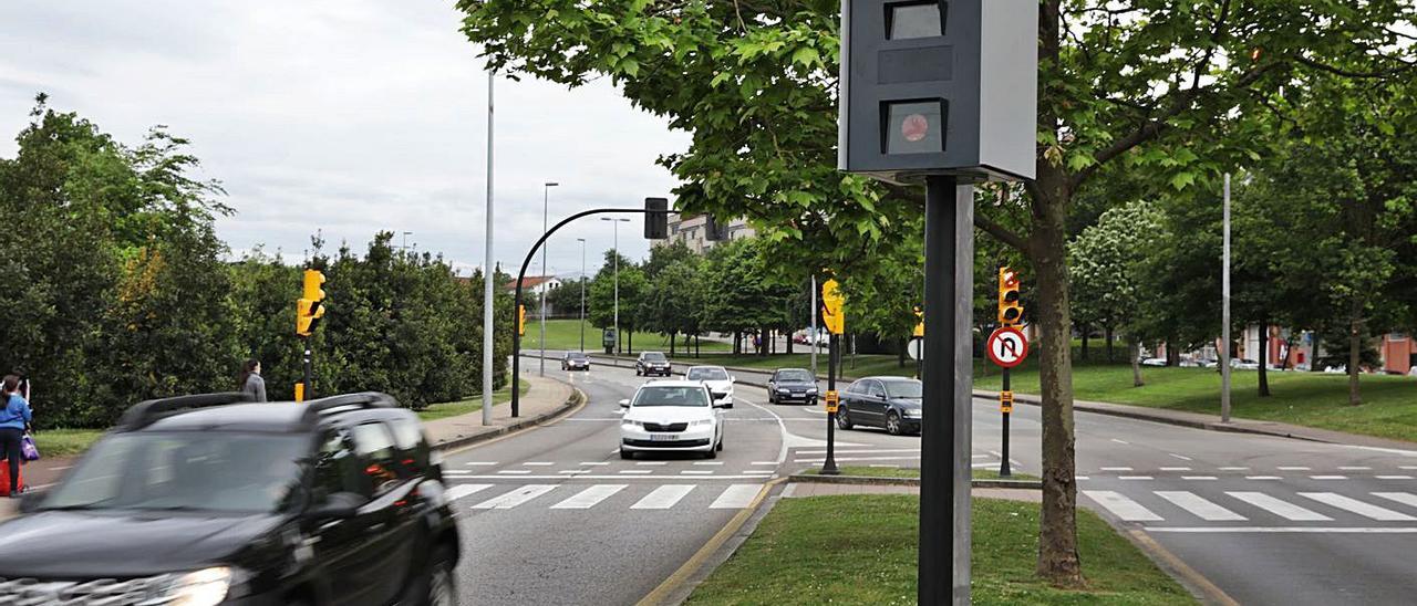 El radar colocado ayer en la avenida de El Llano para controlar la velocidad.