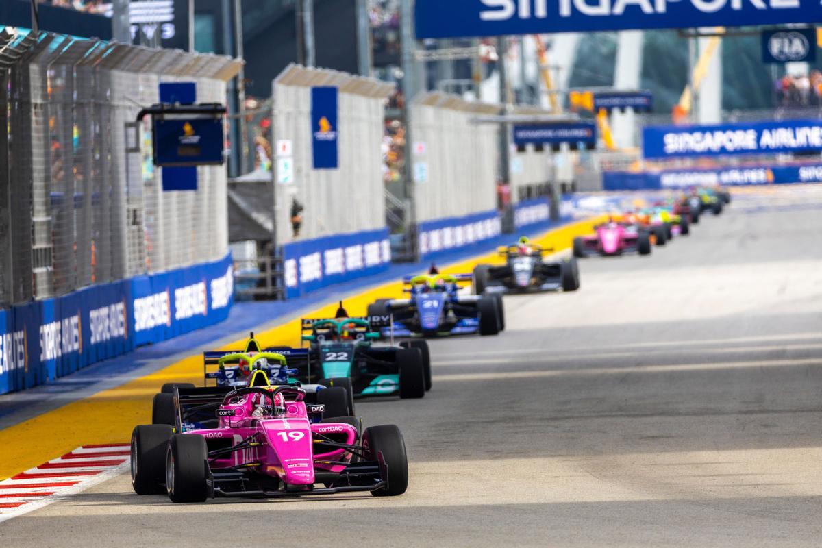 La valenciana Marta García lidera un pelotón de coches de las W Series en Singapur, donde subió al podio