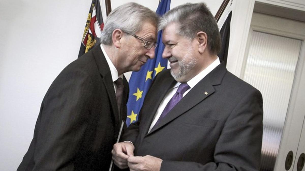 El presidente del Eurogrupo, Jean Claude Juncker (izquierda), conversa con el primer ministro de Renania-Palatinado, Kurt Beck, en Mainz (Alemania).