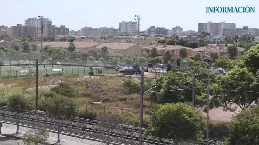 Contraste entre el solar del futuro centro de salud de Sant Joan, donde ya se está trabajando, y el de al lado, lleno de matorrales sin desbrozar y con charcos