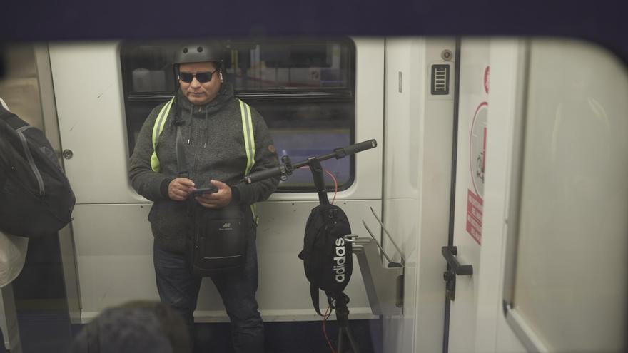 Afectados por el veto de patinetes en buses y trenes de Mallorca: «Para llegar puntual al trabajo me tendré que comprar una moto»
