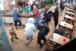 Imagen del vídeo del crimen de Carballo, con los dos asesinos persiguiendo a la víctima, a la derecha