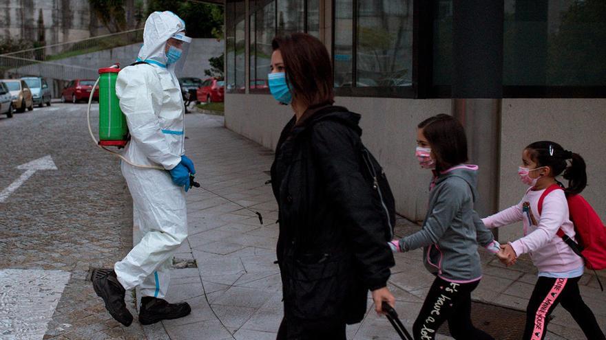 Un operario municipal realiza labores de desinfección en una calle de Ourense