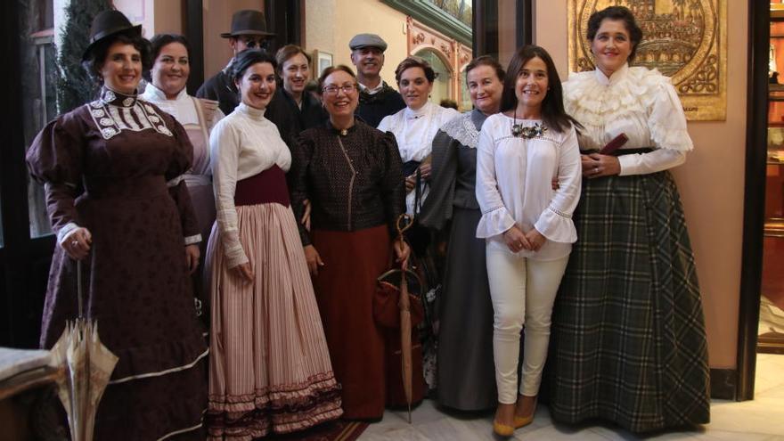 Participantes vestidos con la indumentaria de la época