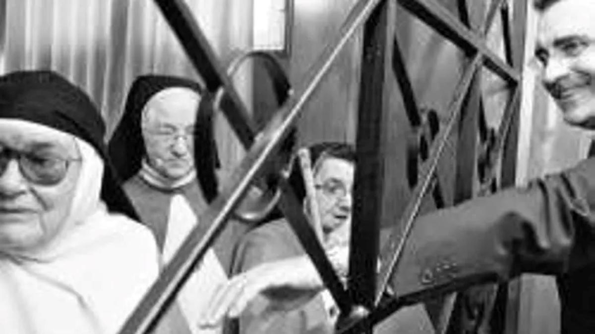 El exalcalde de Mérida, Ángel Calle, durante un encuentro con las monjas en la celebración del voto.