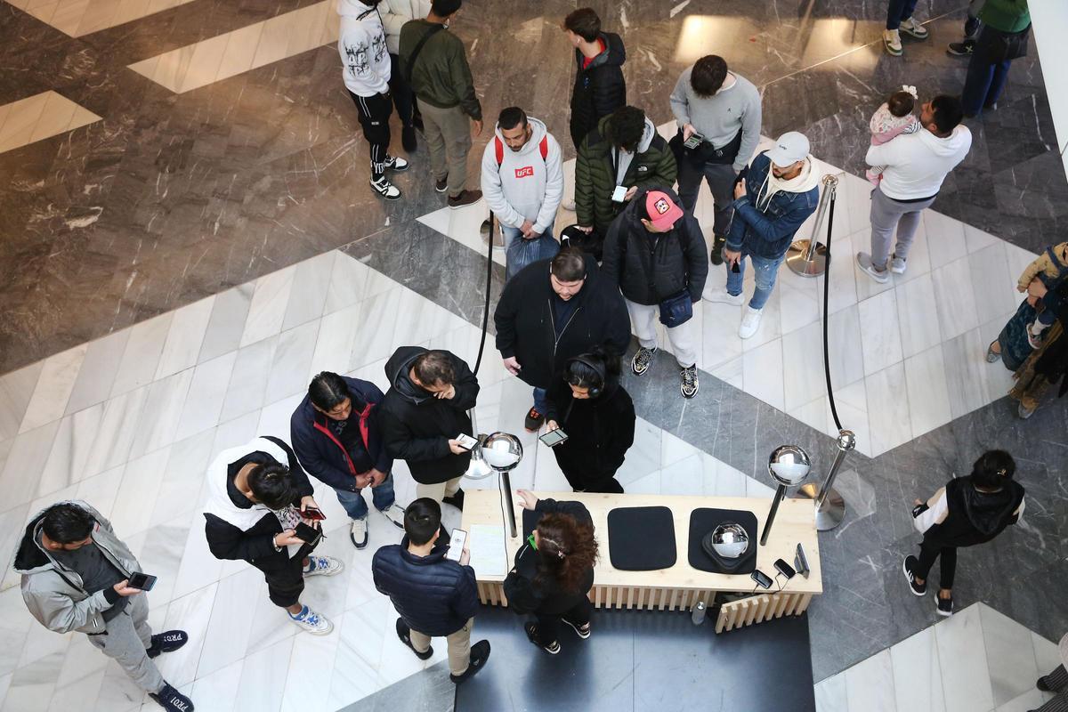 Estand de Worldcoin en el centro Westfield Glòries, donde escaneaban los iris, mientras se hacían colas en el exterior del recinto.
