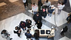 Estand de Worldcoin en el centro Westfield Glòries, donde escaneaban los iris, mientras se hacían colas en el exterior del recinto.