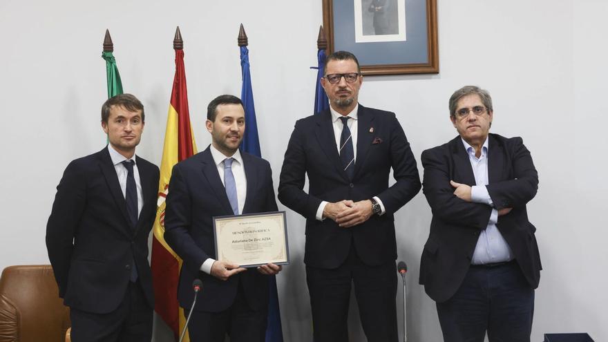 Rodrigo Rodríguez, Carlos Navalpotro, Eloy Alonso, Jaime Arias, ayer, en el salón de Plenos del Ayuntamiento de Castrillón.  | MIKI LÓPEZ