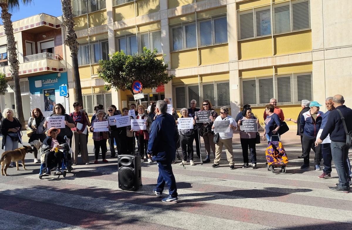 Concentración vecinal frente al Ayuntamiento de San Miguel de Salinas