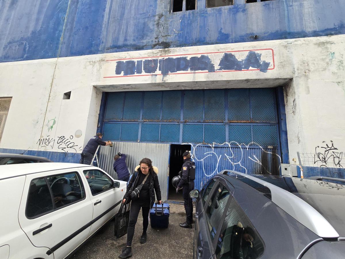 Desalojo en la nave abandonada en Vigo de la antigua Pescanova