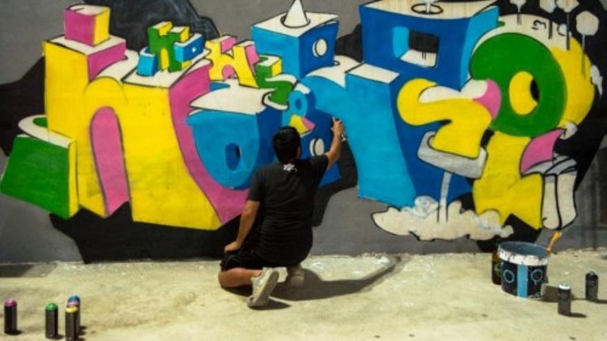 Cinco grafiteros plasman su arte en las paredes del colegio Río Segura en las fiestas patronales de Beniel