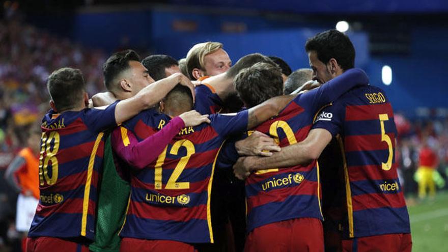 Los futbolistas del Barcelona celebran uno de los goles.