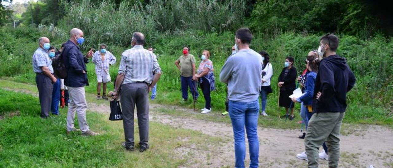 El gobierno presentó el proyecto a los vecinos de O Valado.   | // G.N.