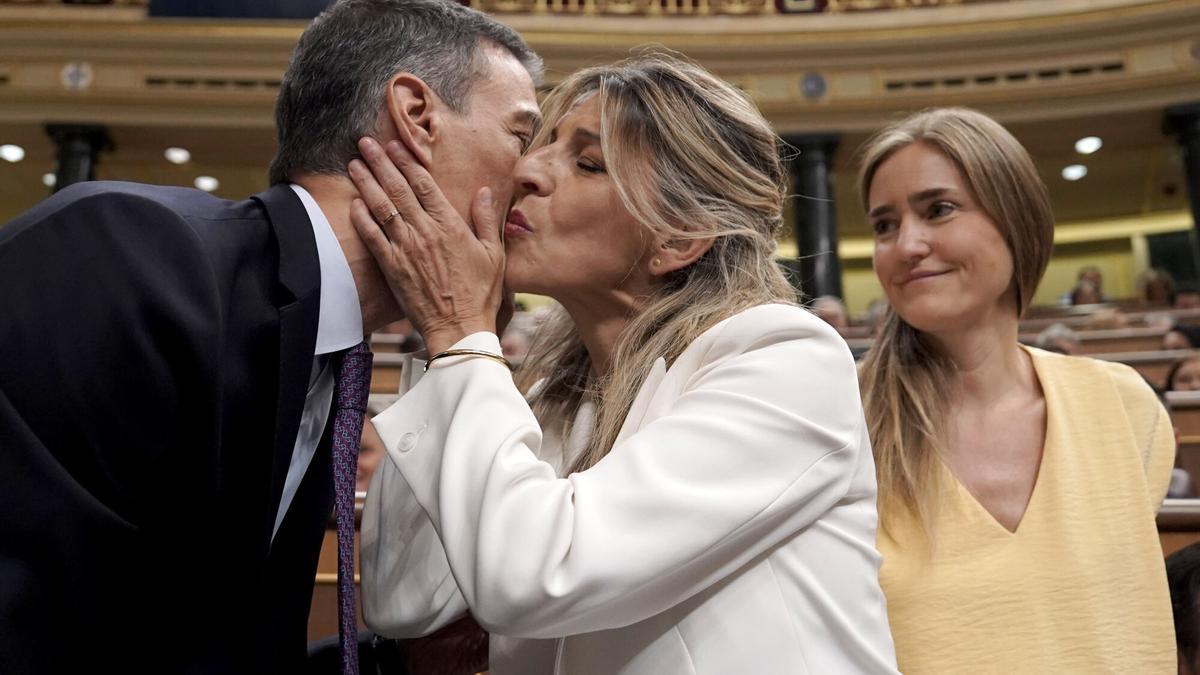Imangen de la comparecencia de Pedro Sánchez, presidente del Gobierno, para informar sobre Santos Cerdán. En la imagen, el presidente es consolado por  Yolanda Díaz