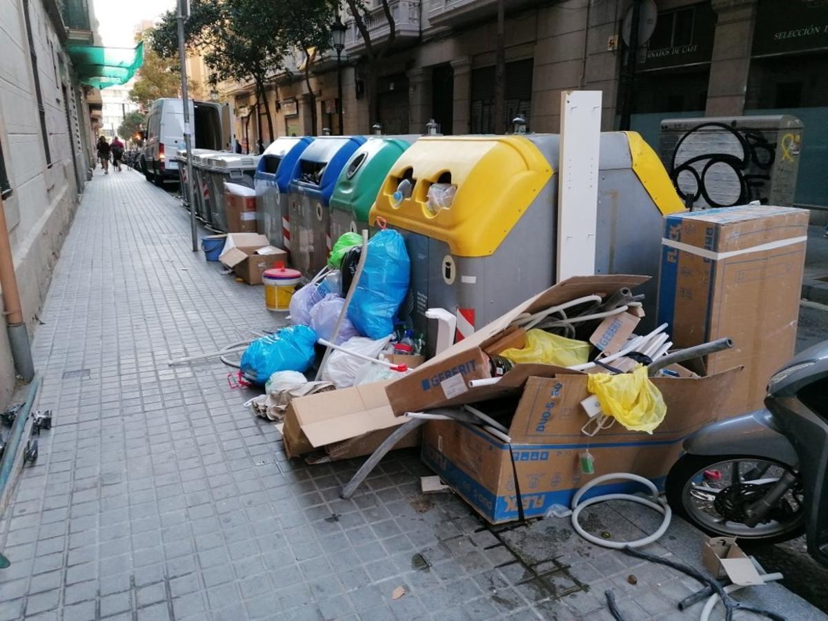 Contenedores desbordados en la calle de les Carolines esquina Gran de Gràcia de Barcelona. Foto del lector Pepe Ruiz (Barcelona). 