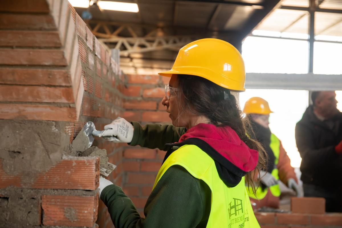 Cada vez más mujeres apuestan por conquistar oficios masculinizados, como la construcción.