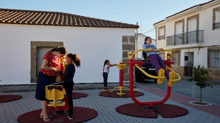 Unas niñas juega en un parque.