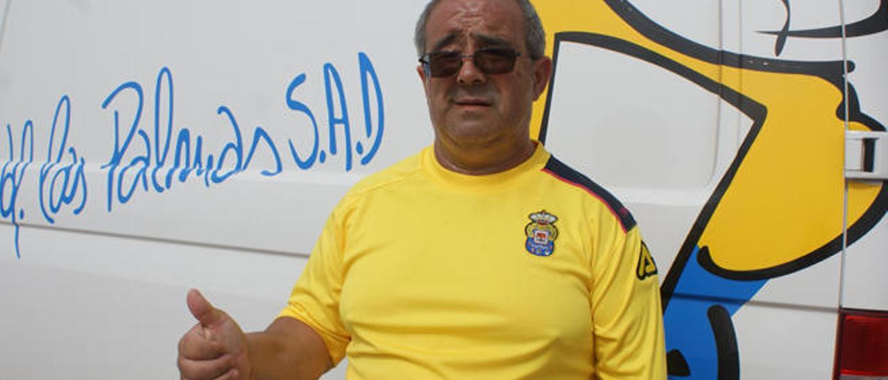 Paquito, ayer, posa delante de la furgoneta del club amarillo, al término de la sesión matutina de entrenamiento en el Estadio Municipal de Maspalomas.