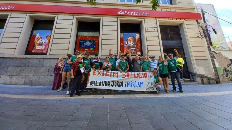 Acció de denúncia de la PAHC Bages davant del Banc Santander de Manresa