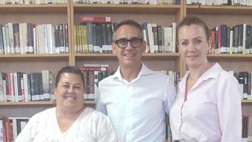 Eugenia Cabrera, el alcalde Javier Llamas y la edil Marlene González. | | E.D.