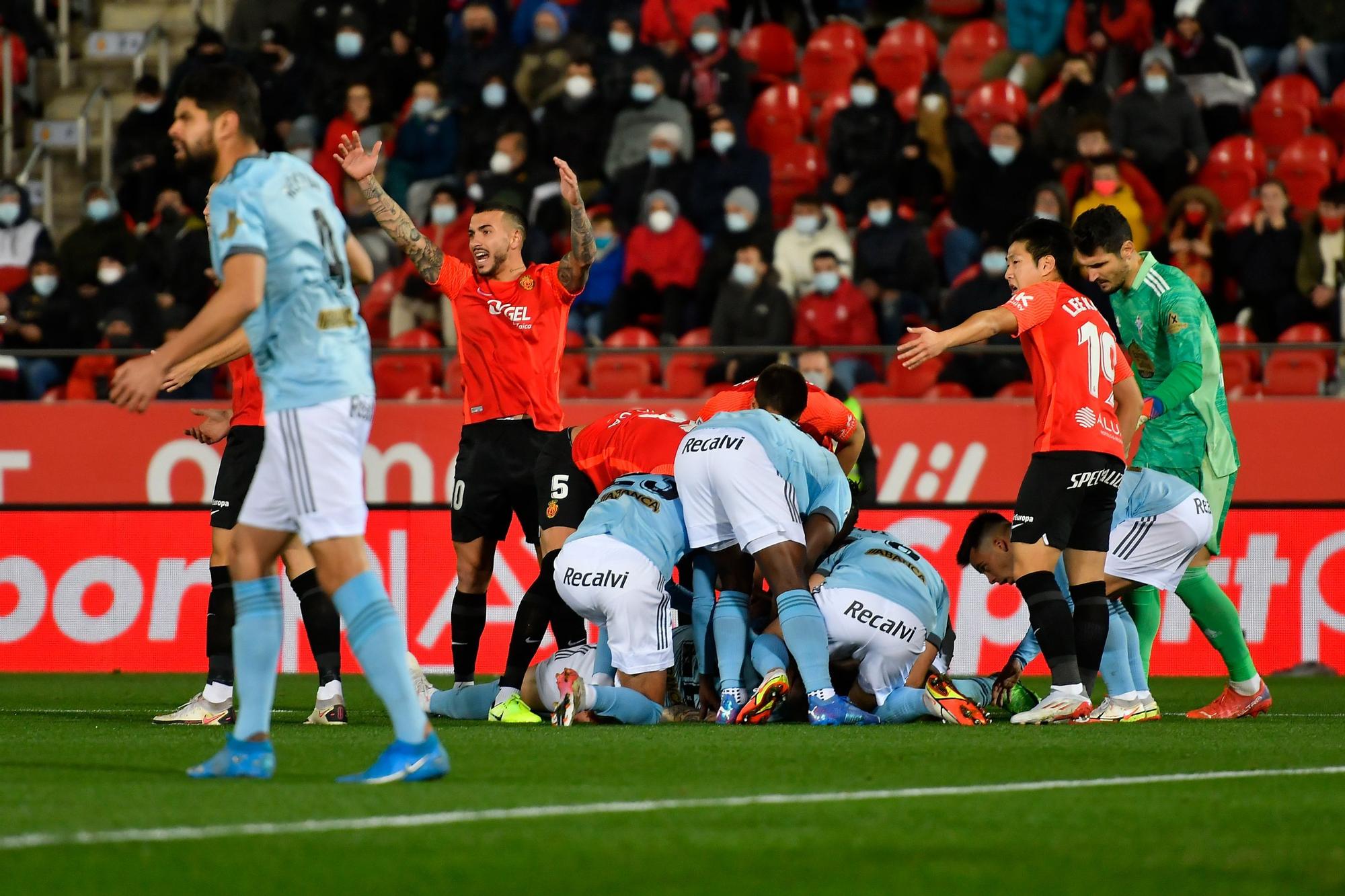 Las mejores imágenes del partido (y del viento) entre el Mallorca y el Celta