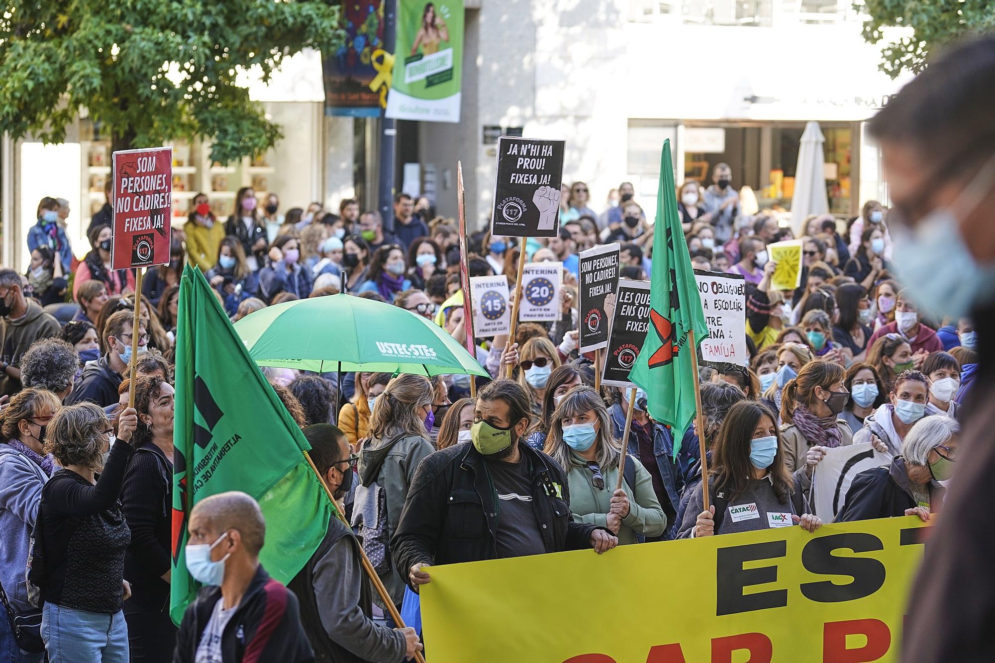 Centenars de professors es concentren a la Delegació del Govern a Girona en contra de la temporalitat