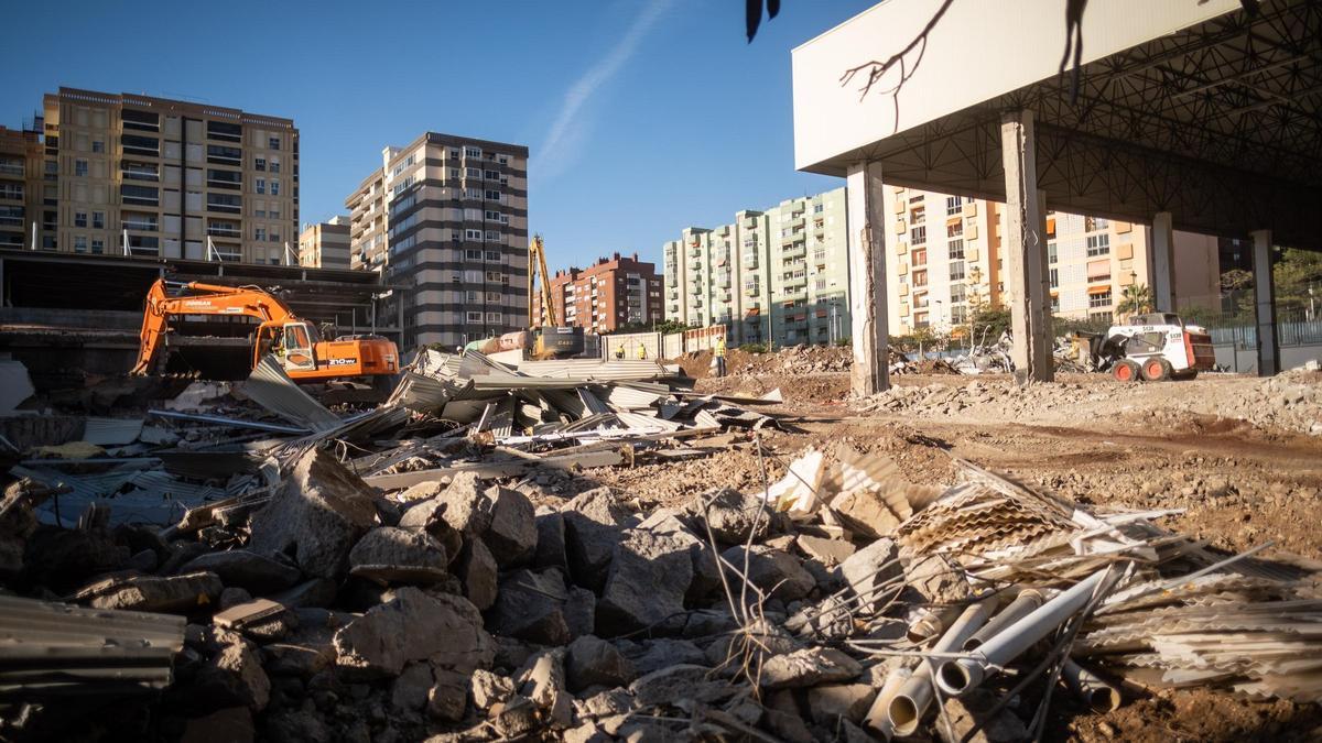 Trabajos de demolición del pabellón Paco Álvarez y zonas anexas para construir el nuevo Palacio de Deportes, en Tomé Cano, en Santa Cruz de Tenerife.