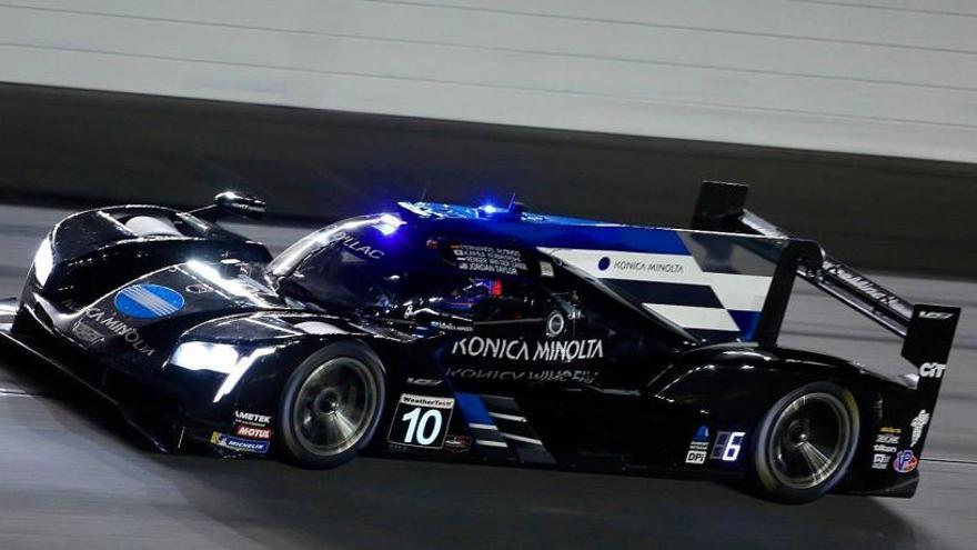 Fernando Alonso pilota el Konica Minolta Cadillac DPi-V.