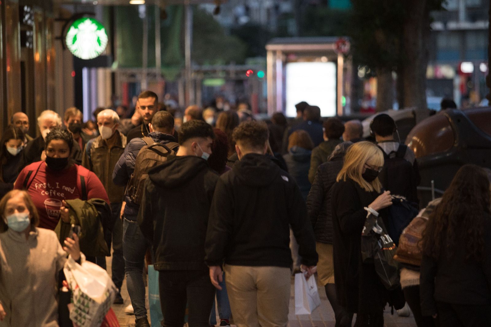 Las rebajas abarrotan la calle Colón