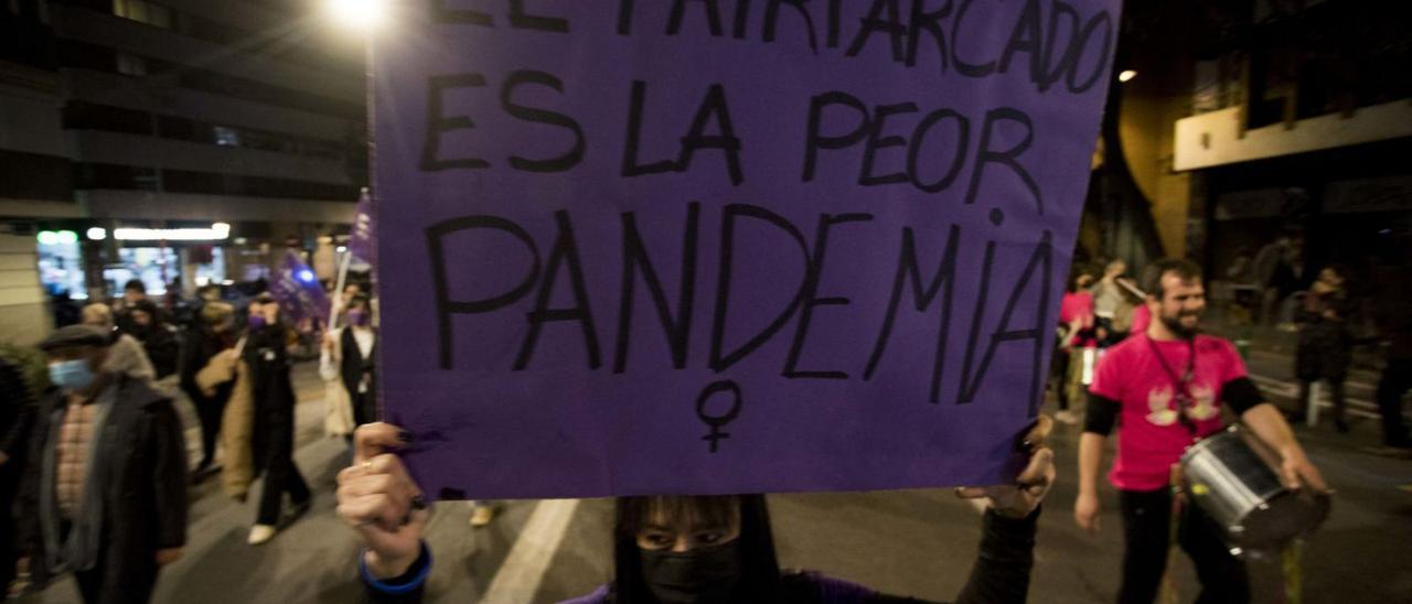 Una mujer en la manifestación del 8 de marzo de este año en València. | FERNANDO BUSTAMANTE