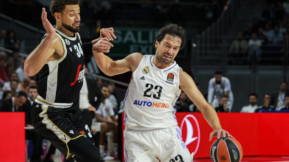 Sergio Llull intenta penetrar ante Kyle Weems.