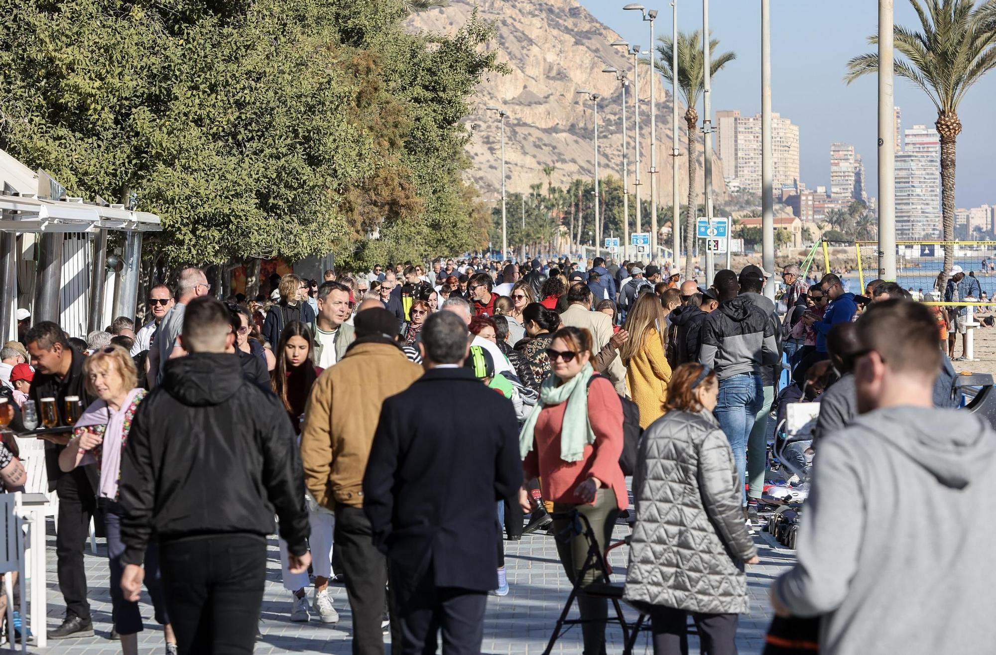 Ambiente en la playa del postiguet el día de Navidad