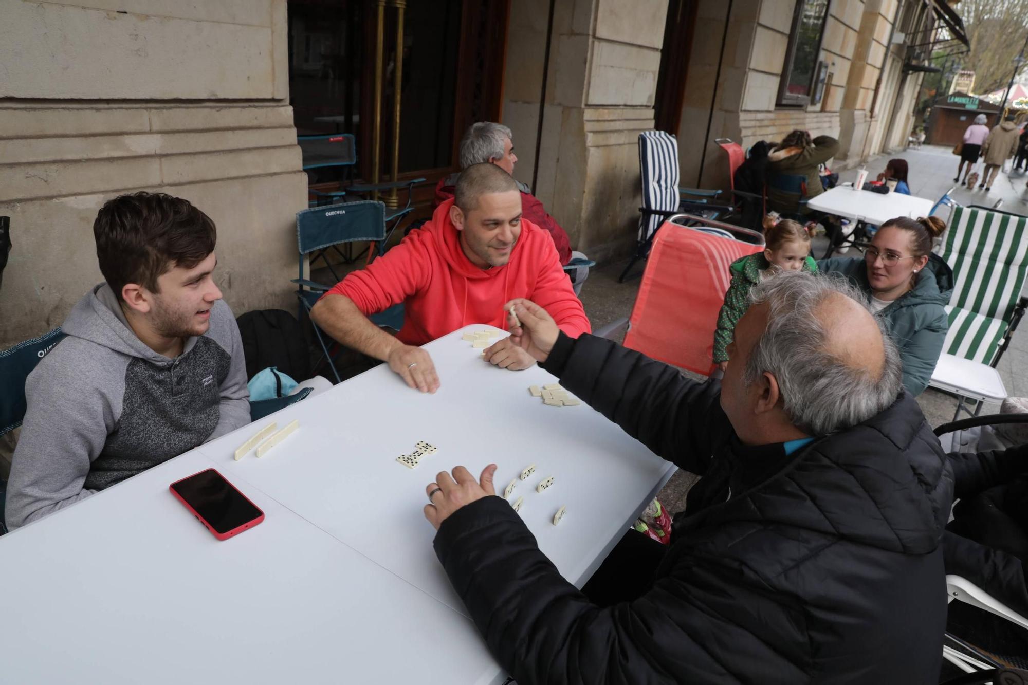 Las colas de hasta 27 horas por las charangas del Antroxu de Gijón, en imágenes