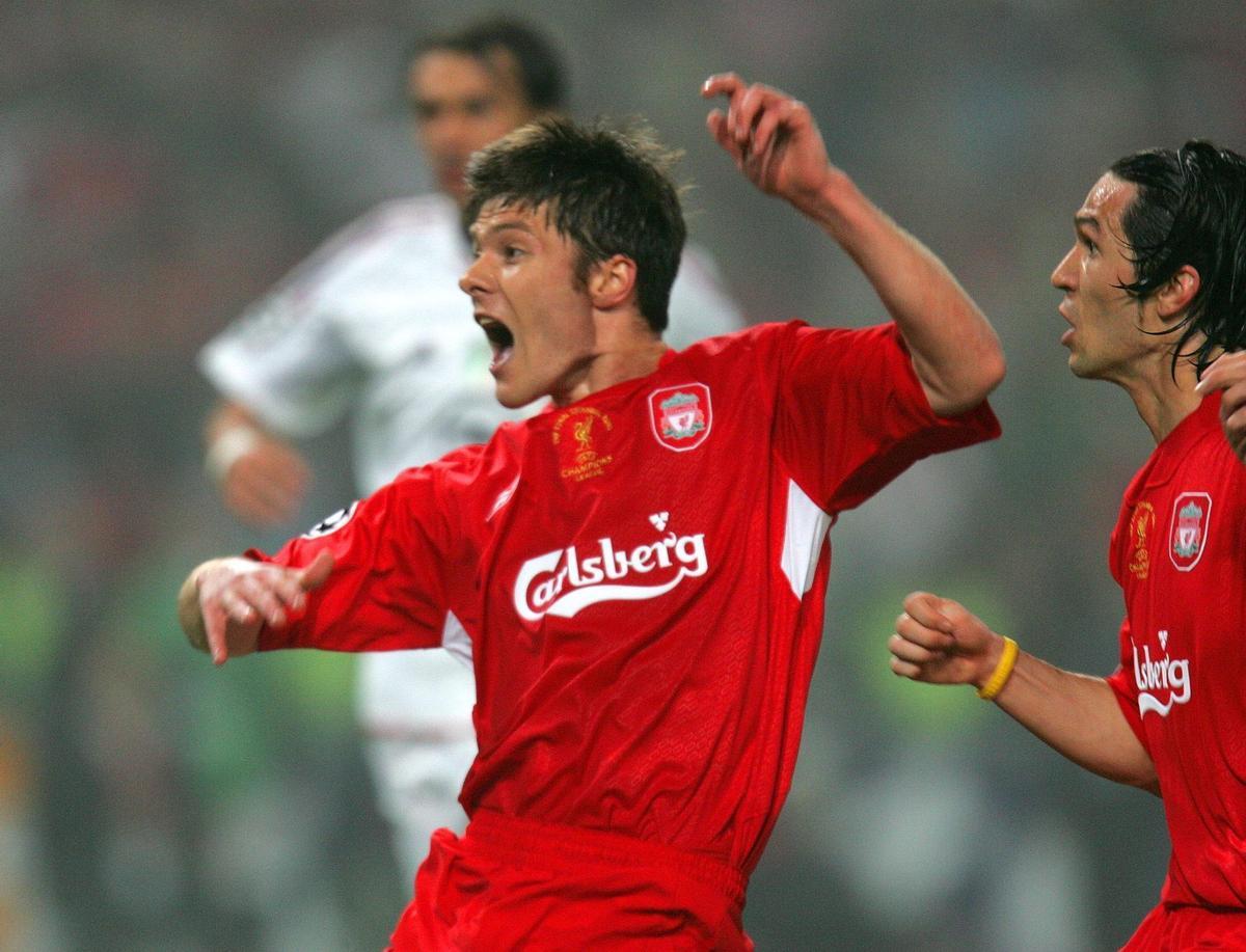 Xabi Alonso y Luis García celebrando el tercer gol